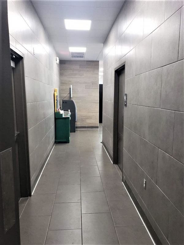 Wall tile at a 7-Eleven gas station